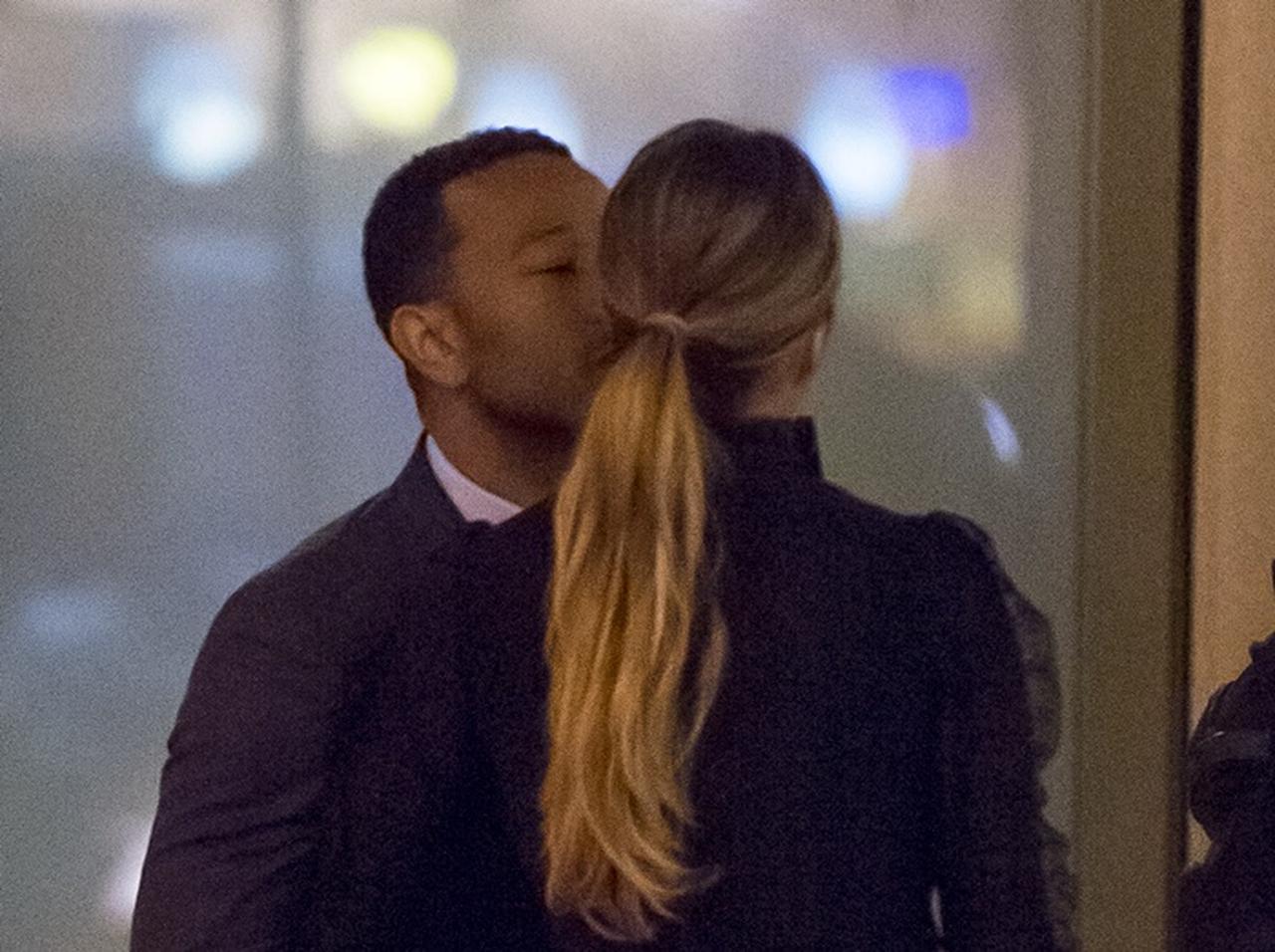 ジョン・レジェンド、セクシードレスの妻のお尻を思わずタッチ