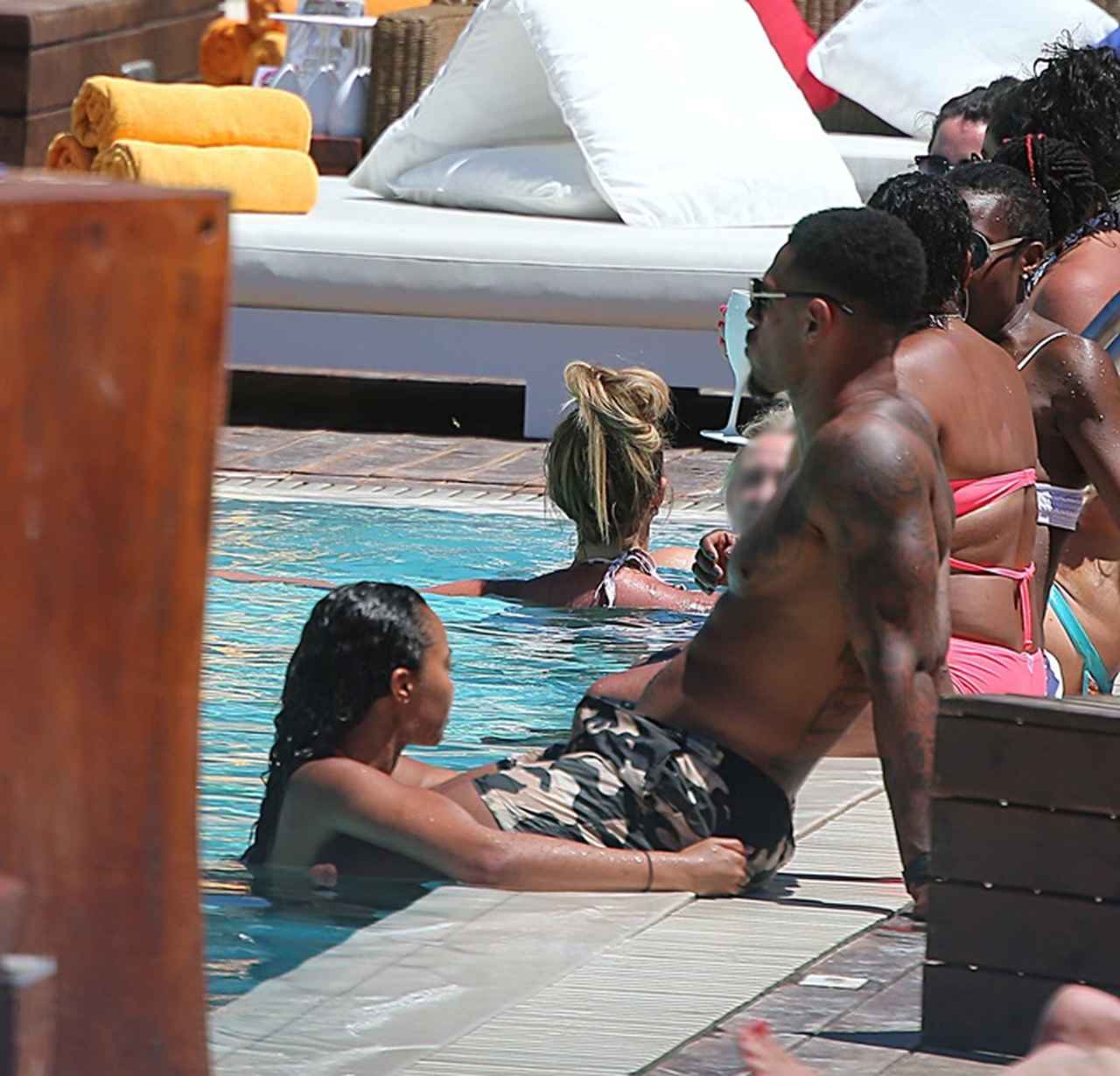 リー・アン・ピノック、イビサのプールで彼氏とイチャイチャ