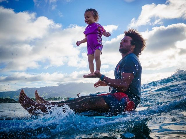 ハワイで発見！サーフィンする父親の手に乗る1歳の赤ちゃんが可愛すぎる