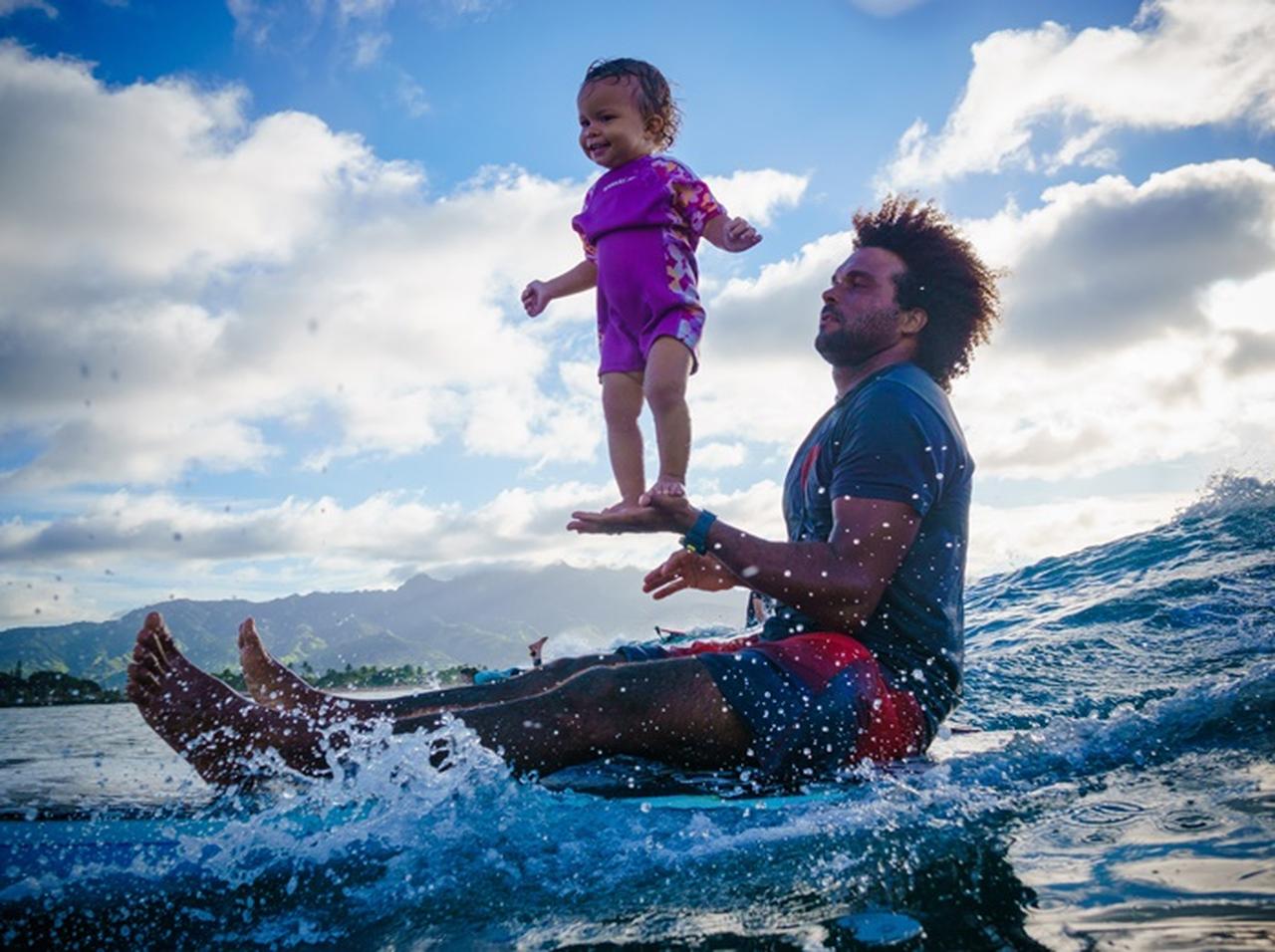 ハワイで発見！サーフィンする父親の手に乗る1歳の赤ちゃんが可愛すぎる