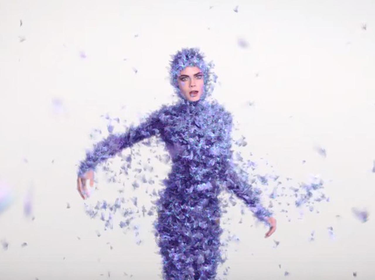 歌手デビューのカーラ・デルヴィーニュがMVでまさかの「全身蝶々スーツ」姿を披露