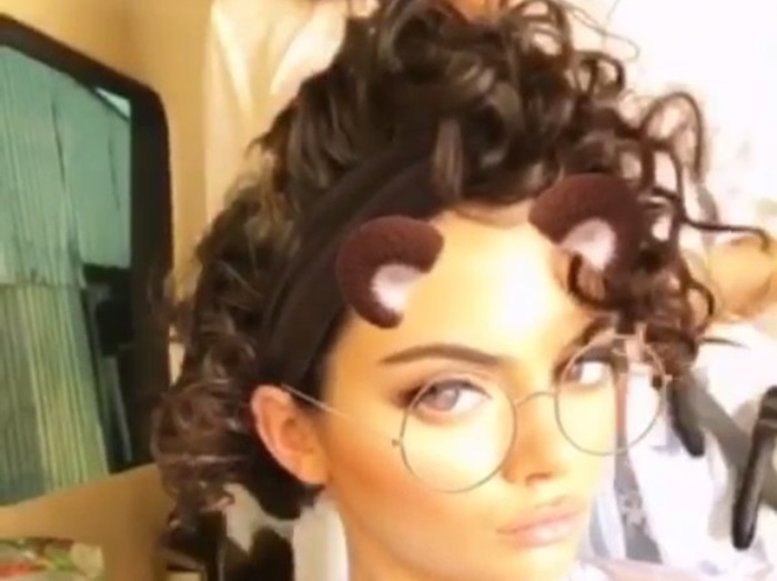 ケンダル・ジェンナーがショートのカーリーヘアにイメチェンしてファン熱狂