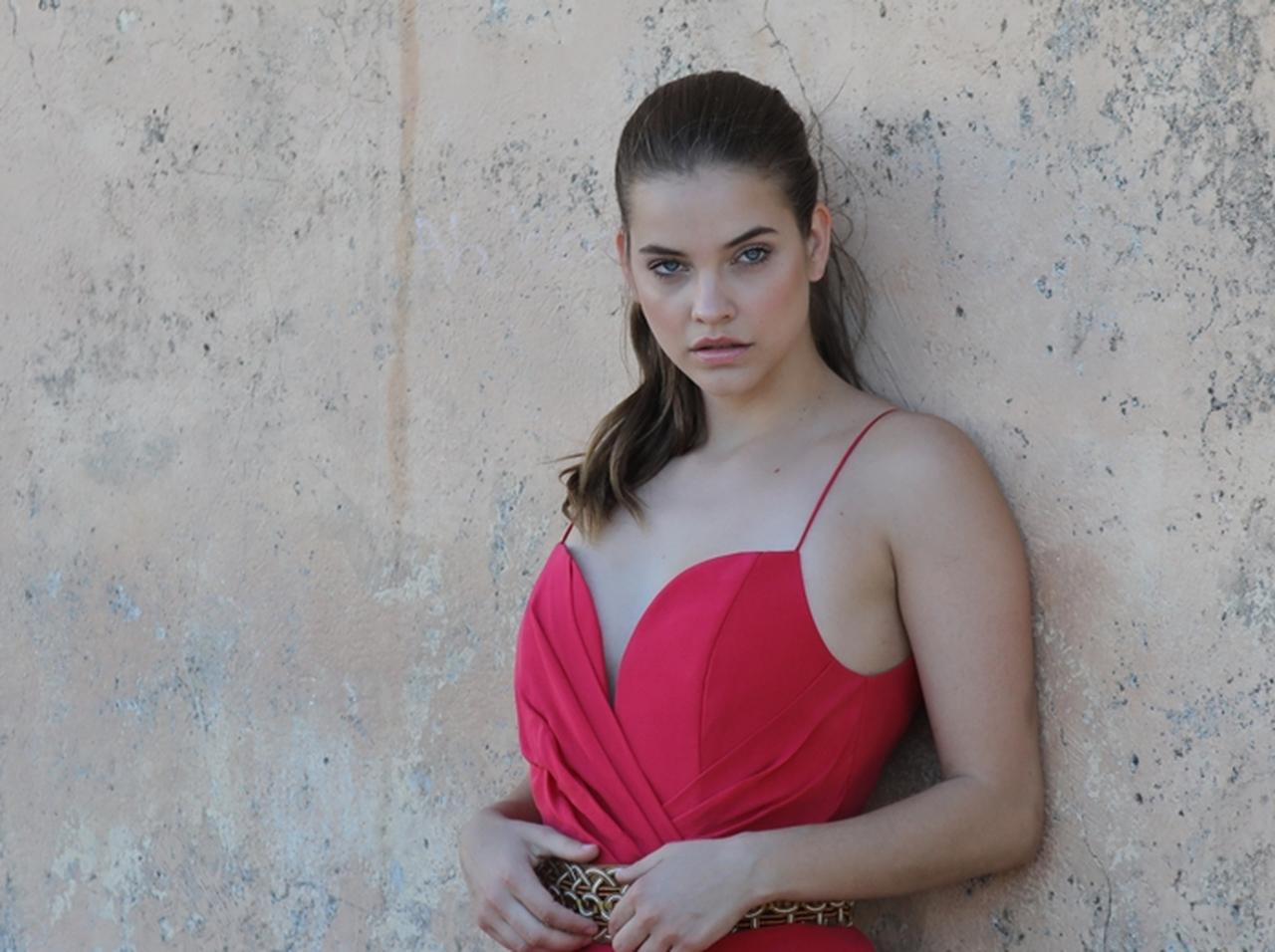 4億円稼ぐ可愛すぎるモデル、バーバラ・パルヴィン撮影中に路上で生着替え