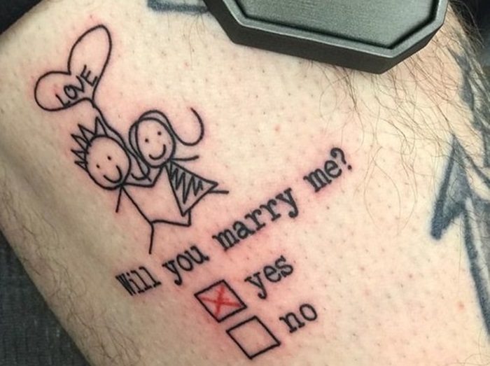 ある男性が「結婚してください」と入ったタトゥーで彼女にプロポーズ