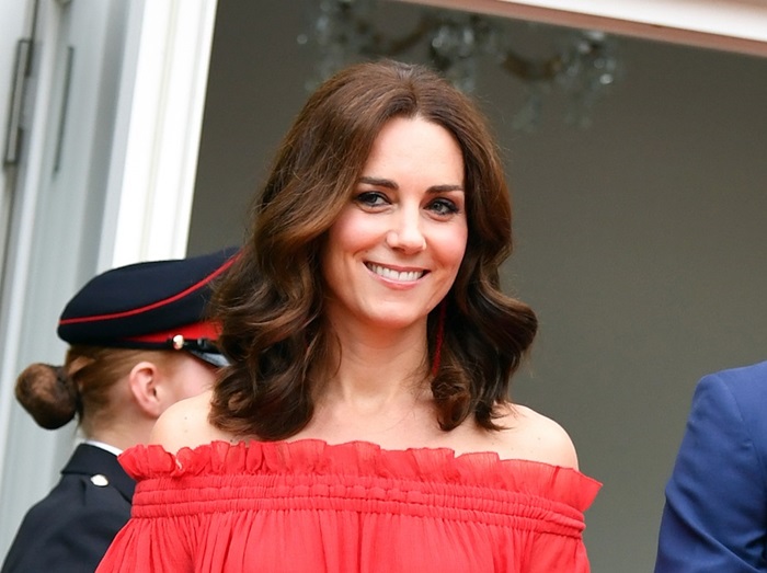 キャサリン妃、いつもと雰囲気をがらっと変えてオフショルドレスを着こなし