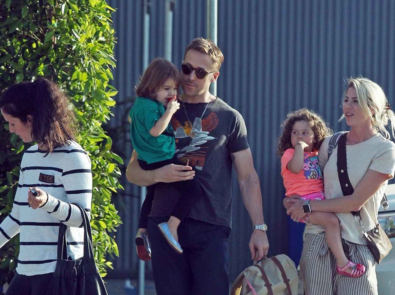 『ラ・ラ・ランド』のライアン・ゴズリング、ママ友に交じって娘とおでかけ