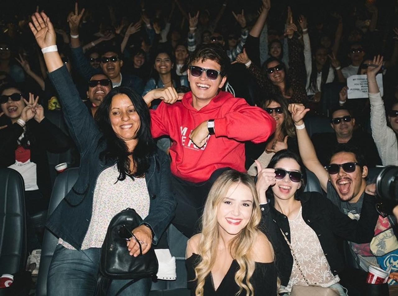 俳優アンセル・エルゴート、客席から突如登場しファンを驚かせる