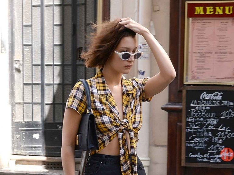 ベラ・ハディッド、デニムスカートをレトロポップに着こなし