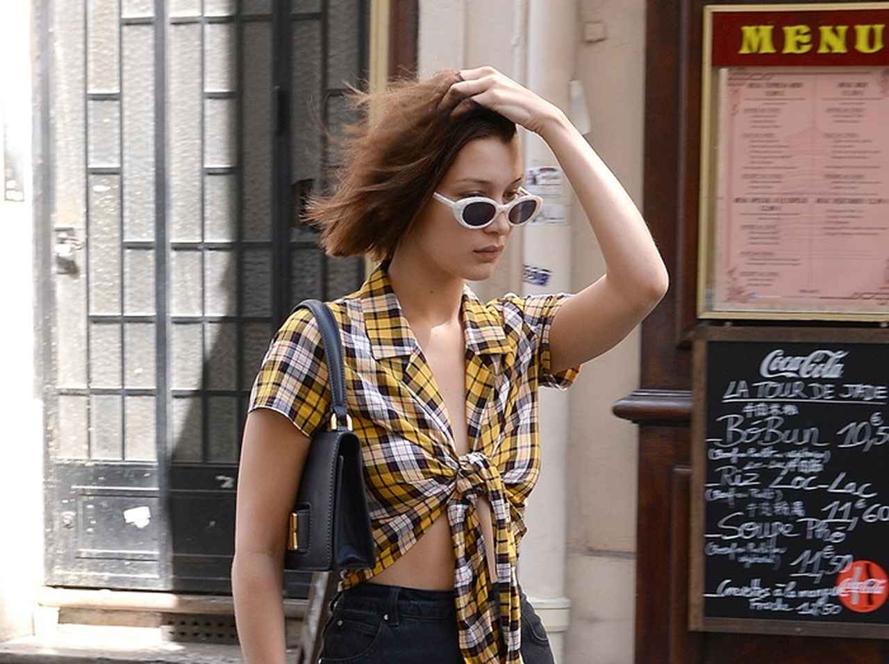 ベラ・ハディッド、デニムスカートをレトロポップに着こなし