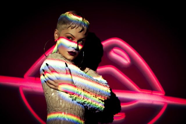 光輝くツヤ感を与えるリップ「アーティストルージュライト」発売