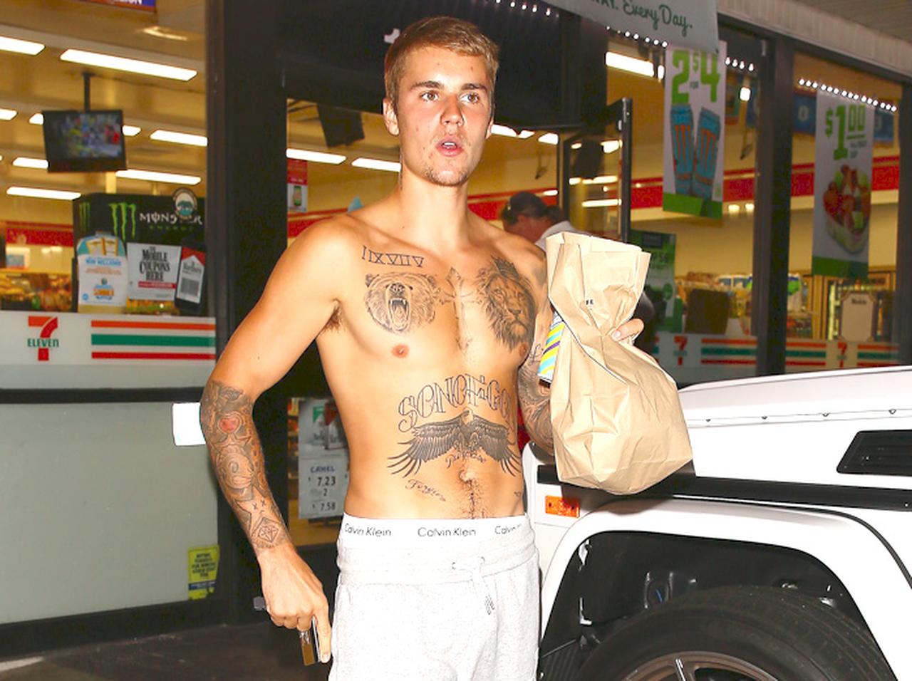 ジャスティン・ビーバー、半裸でセブンイレブンへ買い出しに