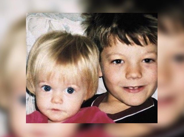 幼少期から変わらない！妹のために絵本を読み聞かせるキュートな男の子は誰でしょう？