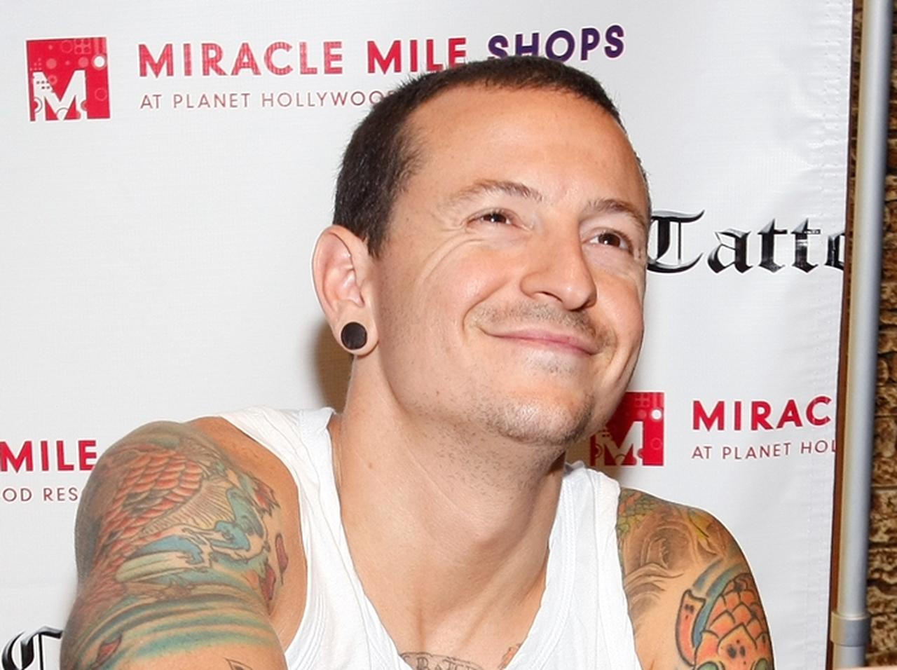 自殺したリンキン・パークのボーカルの波乱万丈な人生を発言とともに振り返る