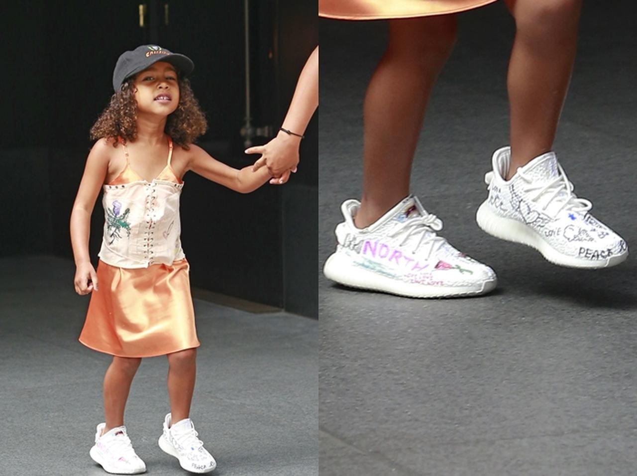 4歳でコルセットを着こなすノース・ウェスト、両親のブランド新作を街中で宣伝