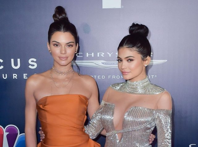 Tシャツで炎上したケンダル＆カイリー・ジェンナー、2パックのカメラマンに訴えられる