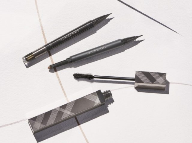 バーバリーからリキッドとパウダーが1本になったアイライナーとアイブロウが発売