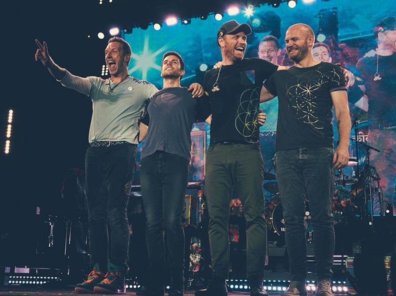 コールドプレイ、公演中に車椅子の男性をステージに上げ生セッション