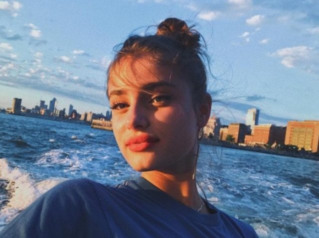 年収4億円の21歳人気モデル、テイラー・ヒルはたった600円で全身美肌をキープ