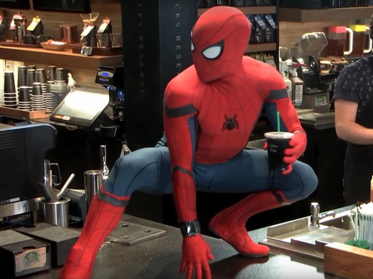 スパイダーマンがスターバックスでコーヒーを買い、一般客を驚かせる