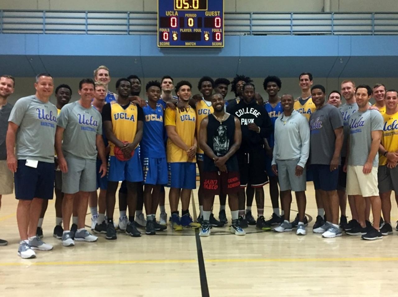 表舞台から距離を置いているカニエ・ウェストが現れたのは、大学の体育館