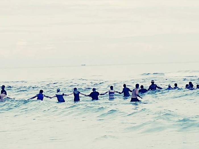 80人が手をつないで沖に流されてしまった人を救助、人種の壁を越えて協力