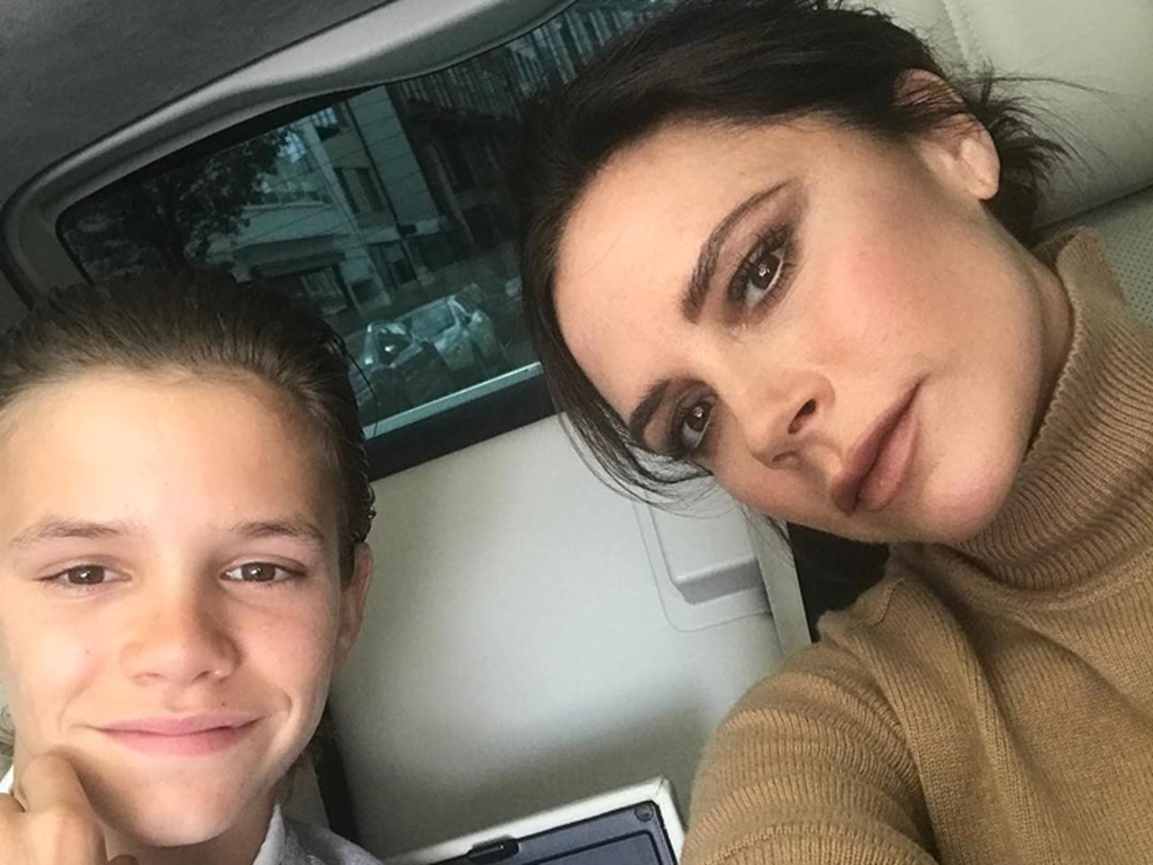 ベッカム家イケメン次男、成長を感じさせる母親ヴィクトリアとの2ショット