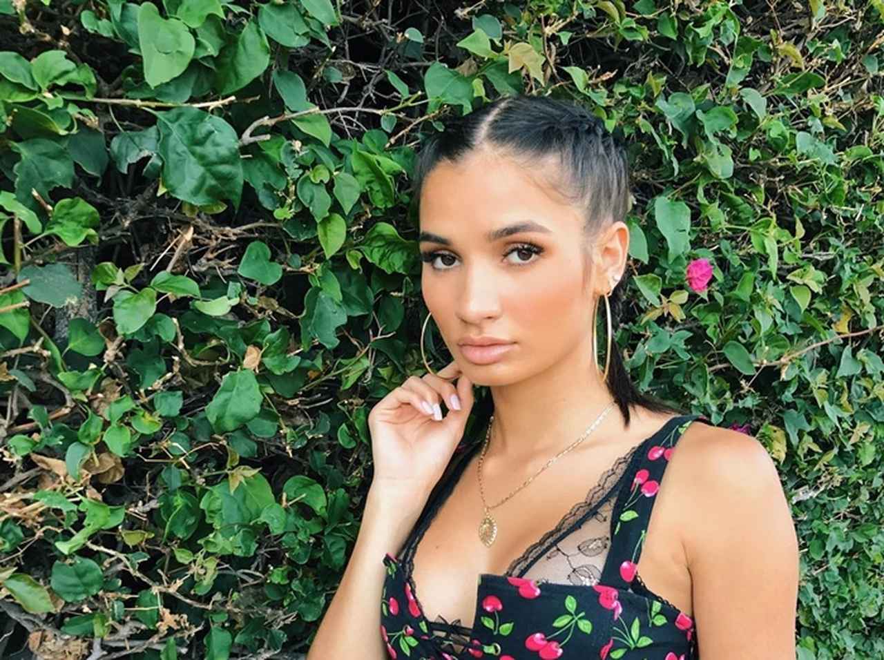 20歳シンガー兼モデルのピア・ミア「IKEA」をクールに着こなす