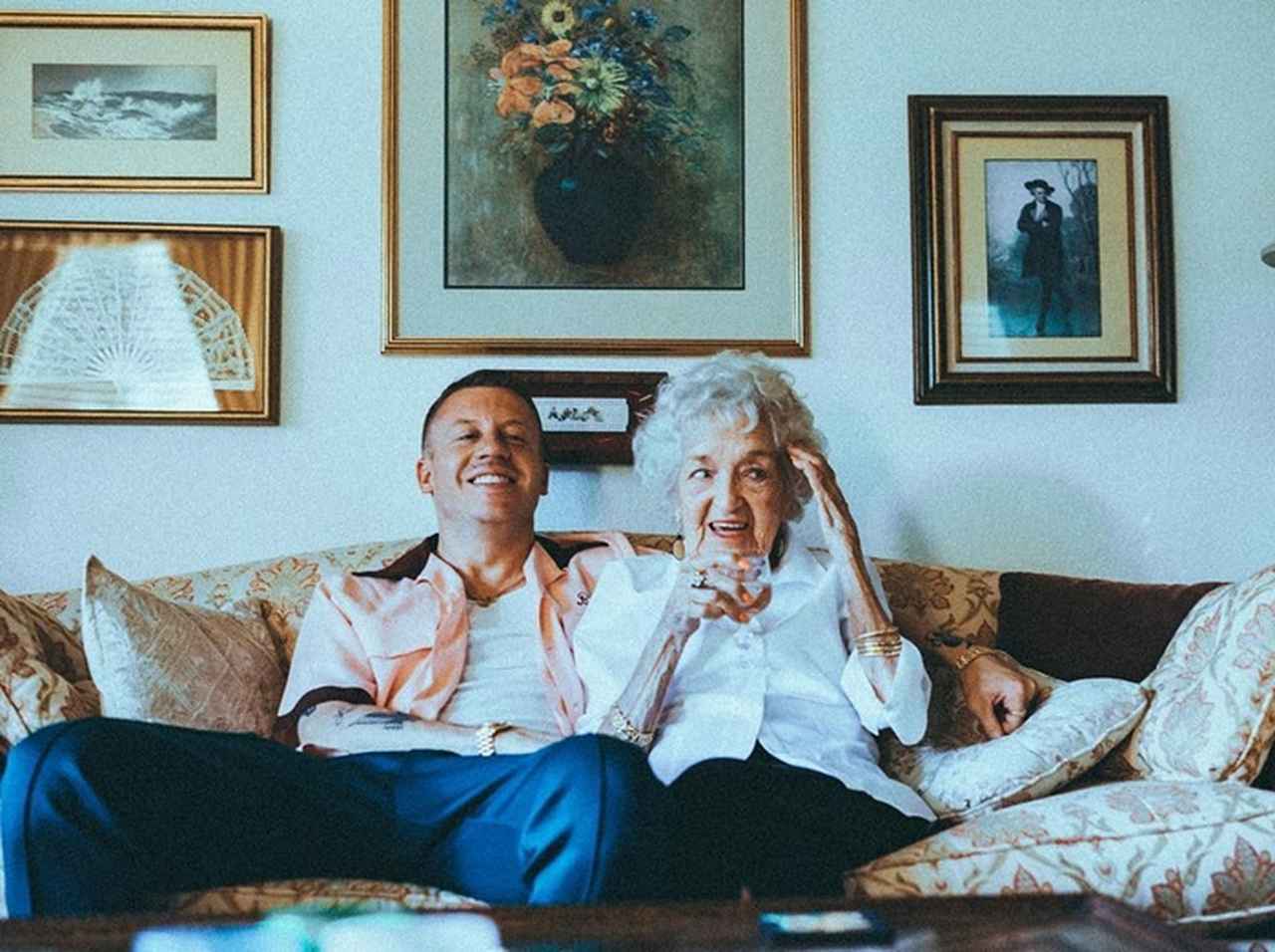 ラッパーのマックルモアが100歳の祖母の夢を叶えた心温まるMVが1週間で1,000万回超え