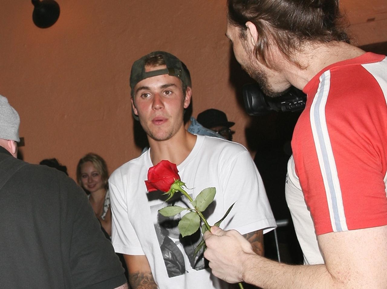 ジャスティン・ビーバー、1輪のバラを持った男性に迫られる
