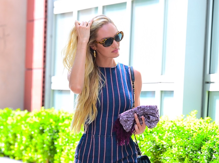 キャンディス・スワネポール、VANSの白スニーカーをオシャレに着こなす