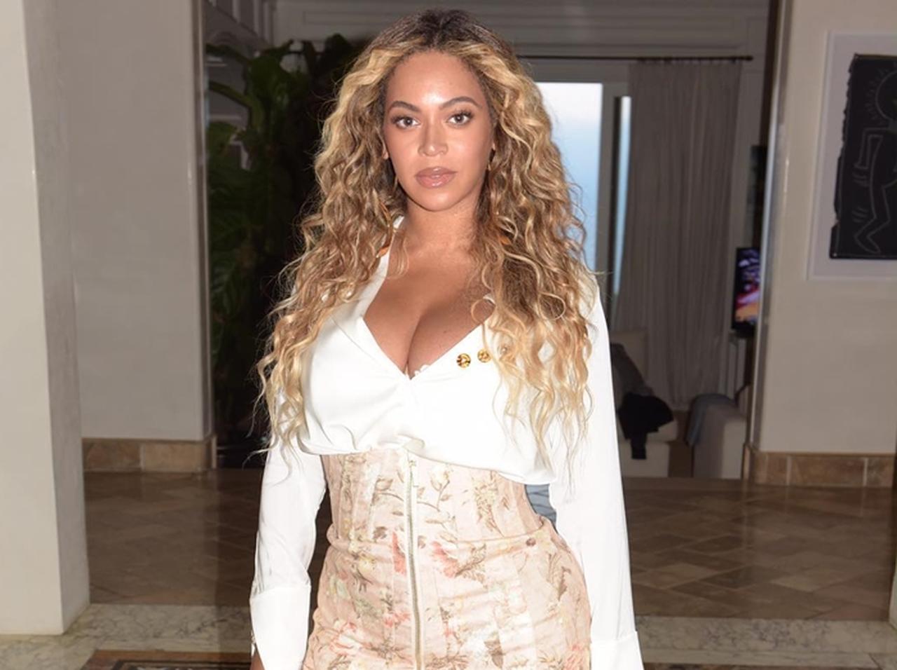 ビヨンセ、家族総出で妹の応援でフェスに参加し、旧友と再会