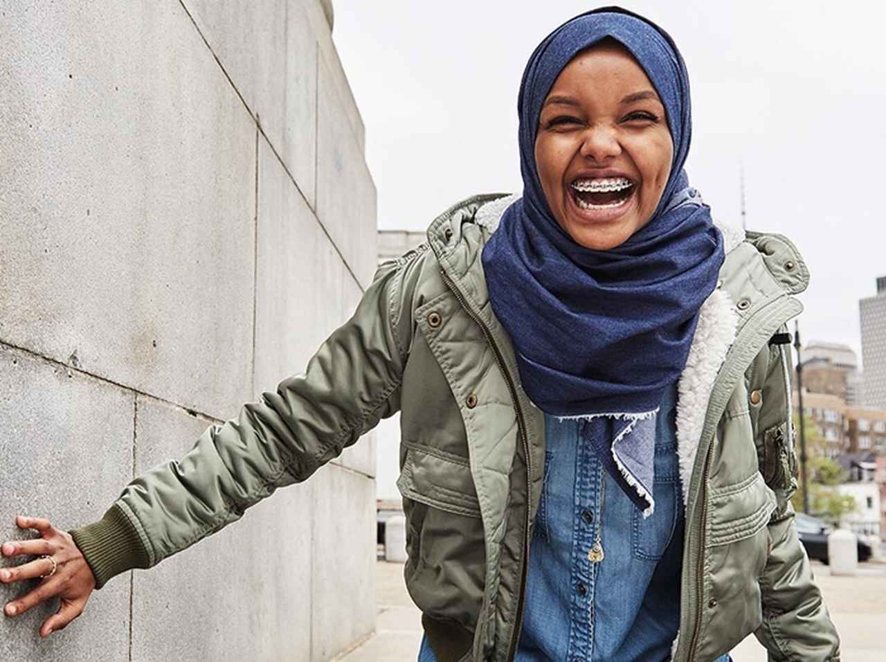 アメリカン・イーグル、「ヒジャブを被ったモデル」を広告塔にデニムのヒジャブを発売