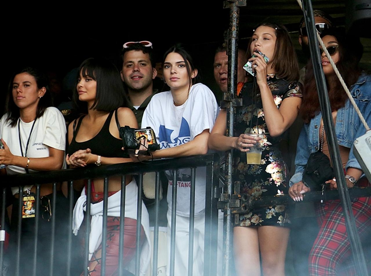 カイリー・ジェンナー、姉と友人と出かけたライヴでトラヴィス・スコットに熱い視線