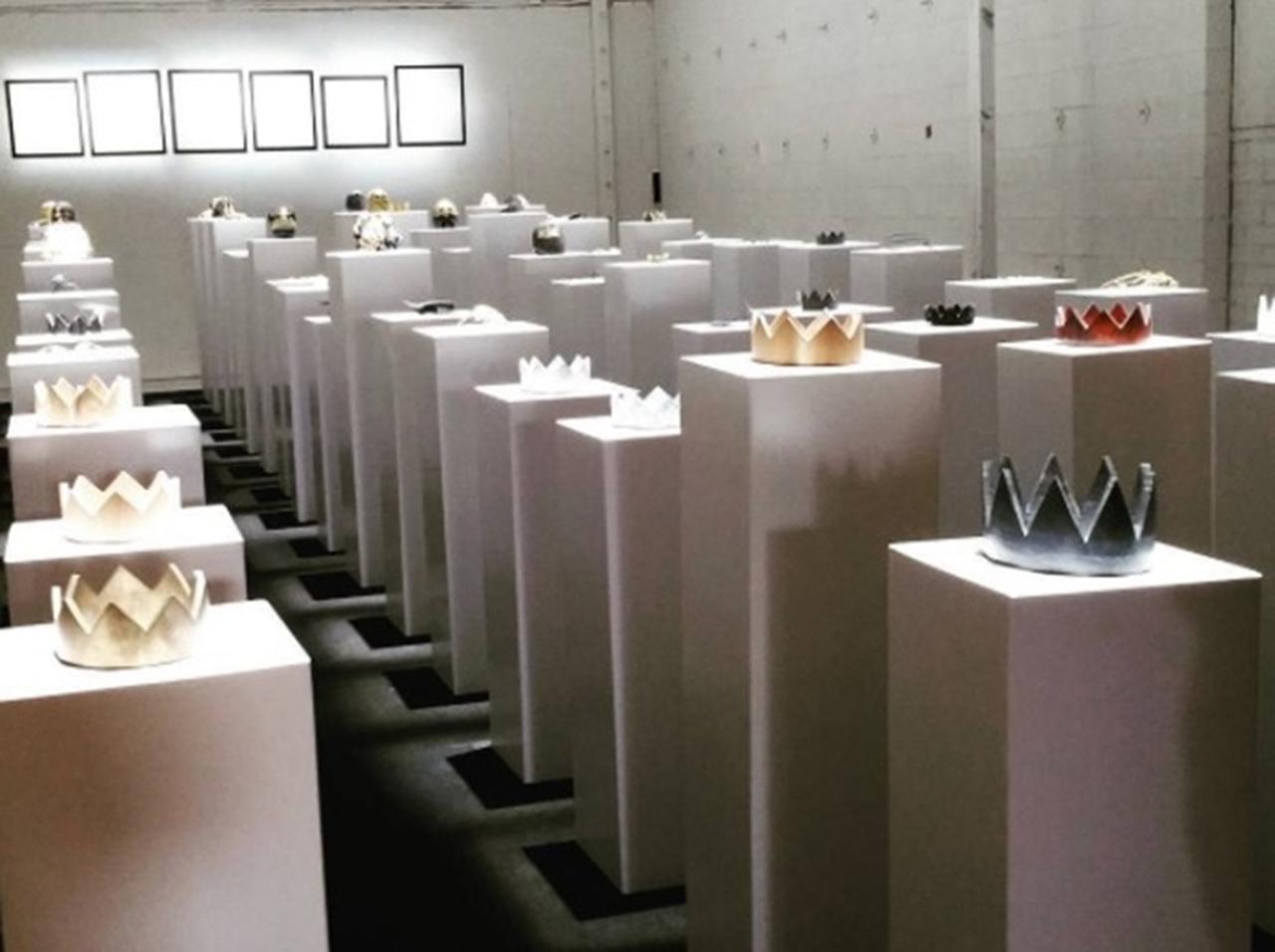 自撮りをしている最中に転んで2,200万円の美術品を破壊、賠償金は…