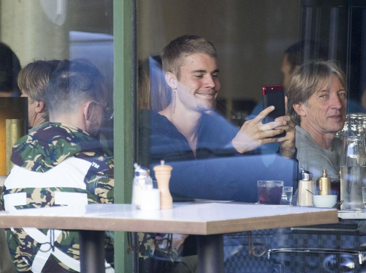 自撮りに没頭するジャスティン・ビーバー、キメ顔はまさかの…