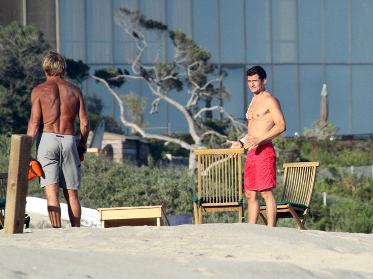 オーランド・ブルーム、マリブのビーチでセクシーなボディを披露