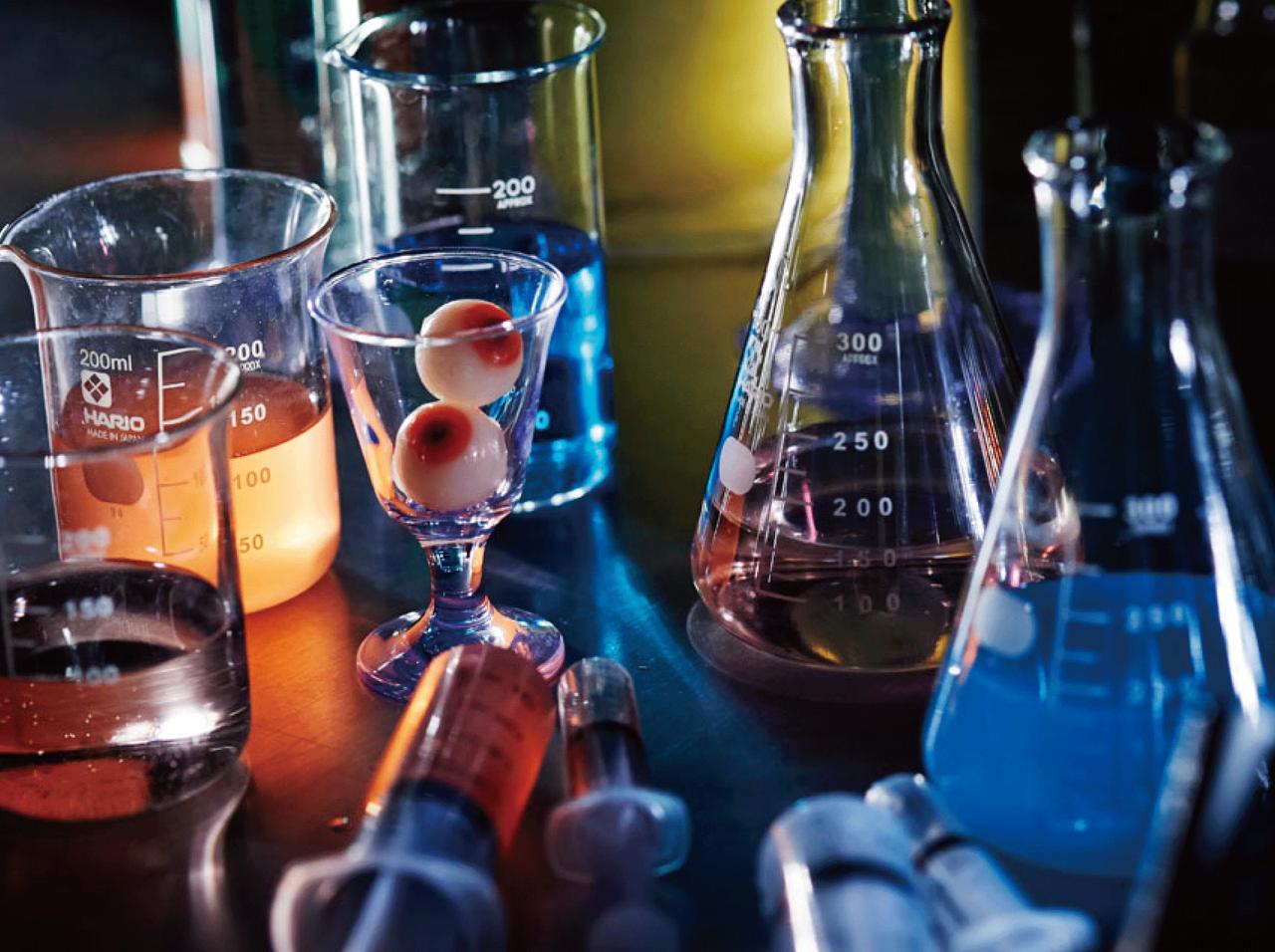 呪いの玉子、ドリンクはビーカーに目玉!「監獄レストラン」でプチホラー体験！