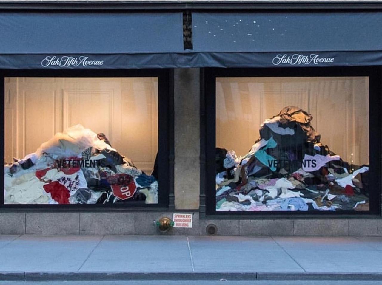 NYの高級百貨店のショーウィンドウに置かれた服の山がもたらす意味