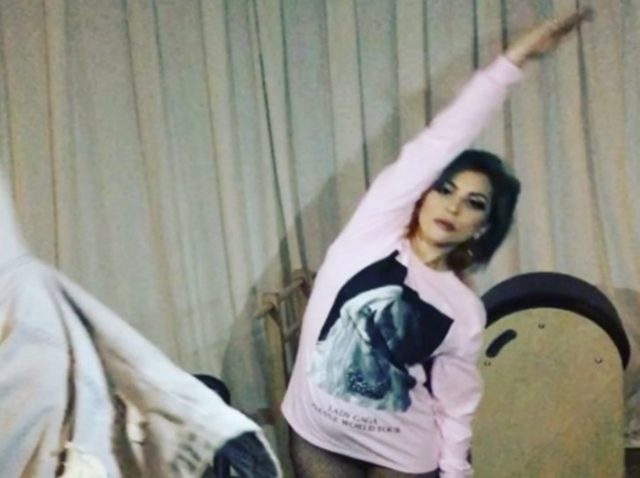 レディー・ガガ、ワールドツアー初日にラジオ体操⁉