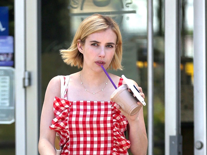 エマ・ロバーツのキュートなギンガムチェック×デニムスタイルに注目