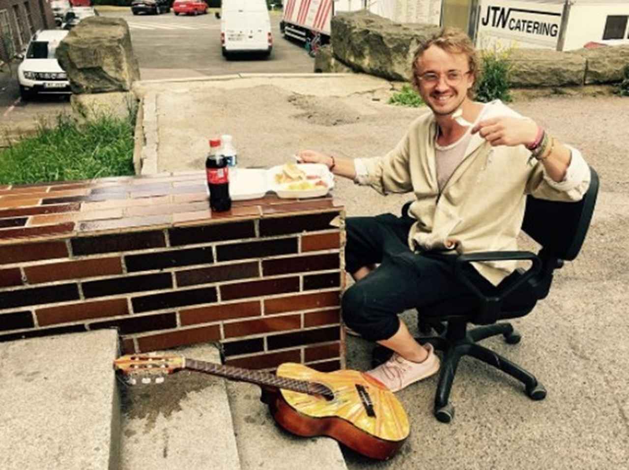 『ハリー・ポッター』マルフォイ役、路上ライヴするも素通りされる