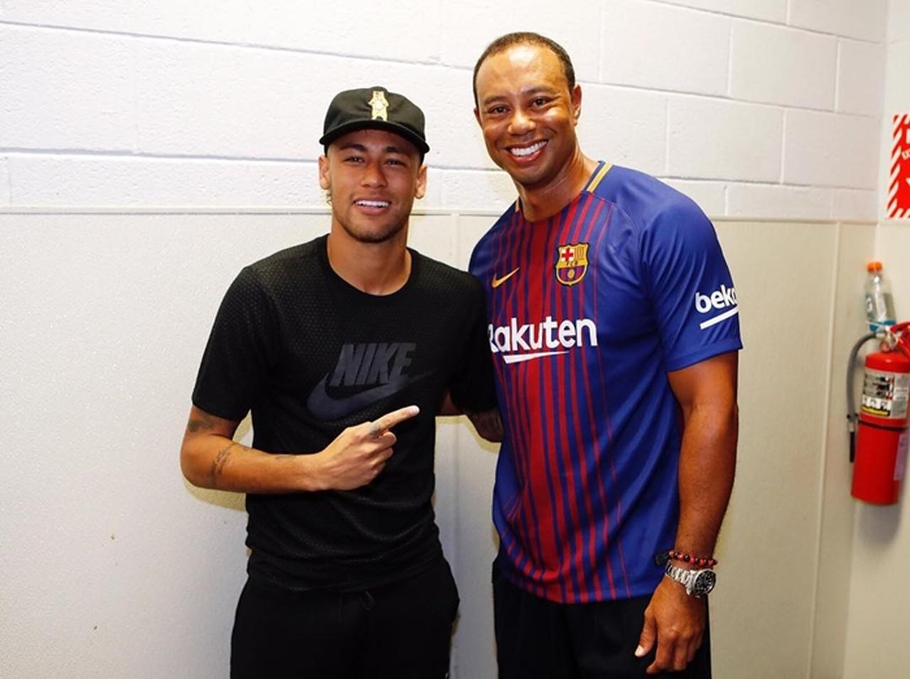 移籍金290億円ネイマール、「楽天」ユニフォームを着たタイガー・ウッズと対面