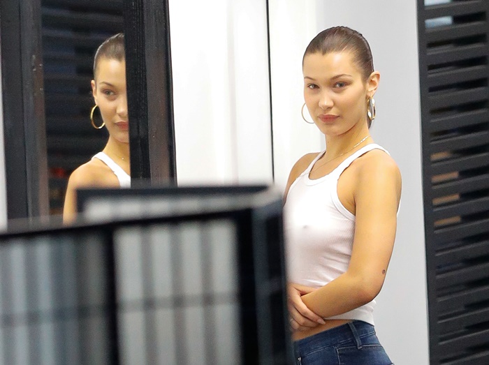 トップモデルのベラ・ハディッドをタトゥーショップで発見!どんなタトゥーを入れた?