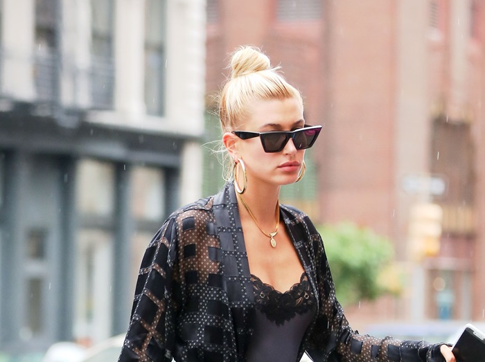 ヘイリー・ボールドウィンが実践、夏のセクシーなオールブラック・スタイル