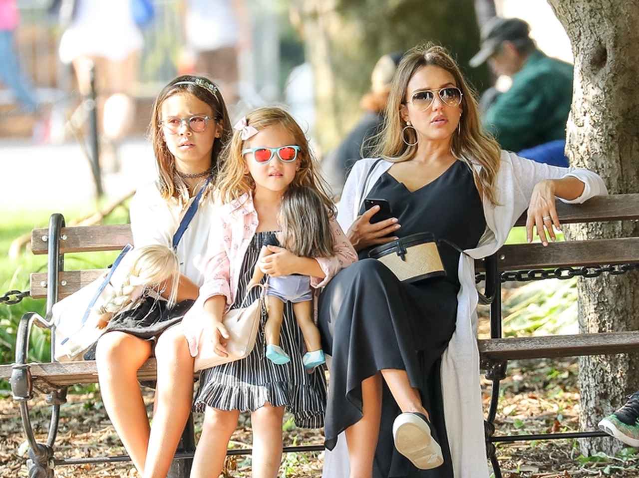 第3子を妊娠したジェシカ・アルバ、2人の娘たちと女子会