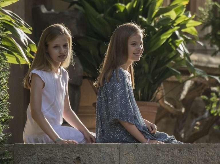 スペインの王位継承権を持つ12歳と10歳の美形王女が神々しい