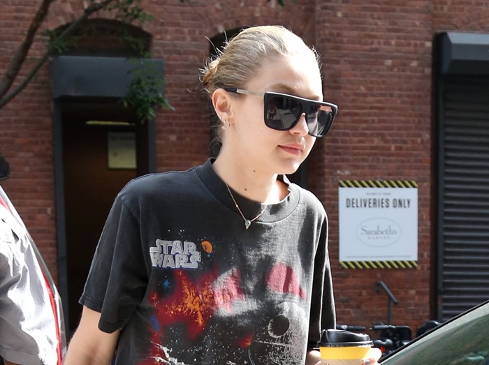 ジジ・ハディッド、『スターウォーズ』Tシャツをクールに着こなし