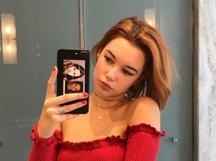 ジェイデン・スミス元恋人サラ・シュナイダー、逮捕写真を携帯に貼る