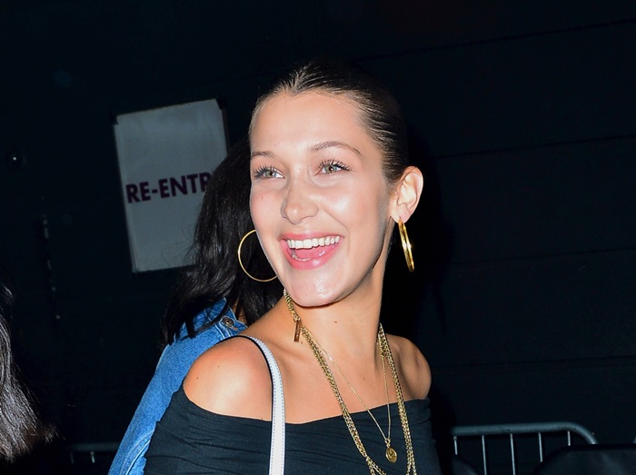 スーパーモデル、ベラ・ハディッドがパパラッチを前にして階段でコケる