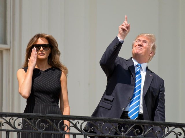 トランプ米大統領、皆既日食をうっかり肉眼で見ようとして観衆に心配される